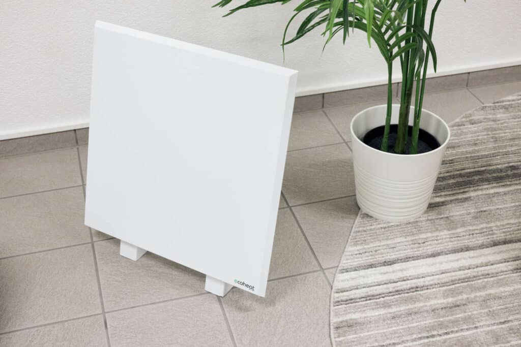 ecoheat Classic Elektroheizung Infrarot auf Standfüssen neben Pflanze in einem Büroraum
