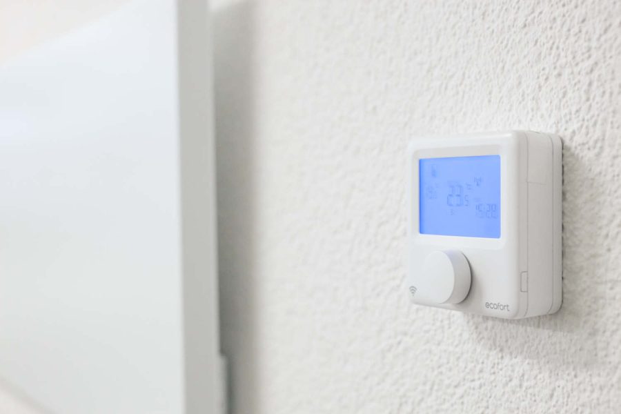 ecoheat TCT Thermostat neben Infrarotpanel